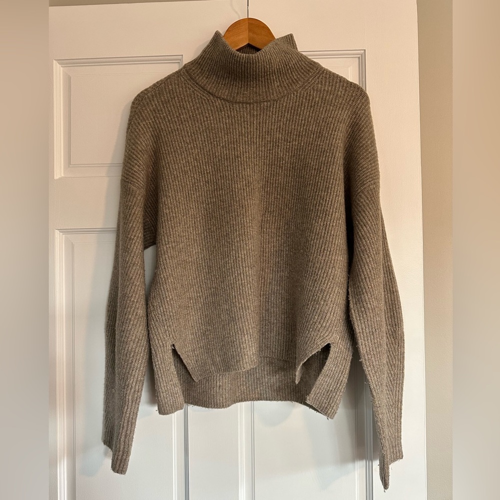Taupe / Tan / Beige turtleneck sweater Abercrombie & Fitch